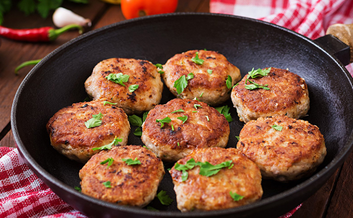 Эти котлеты получаются всегда сочными. Хитрость кроется в рецепте фарша