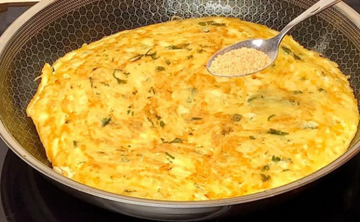 Натерли 2 картошки и добавили 2 яйца: теперь это вкуснее чем пицца