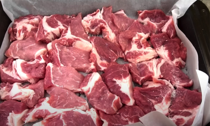 Готовим мясо в духовке в бумаге. Весь сок и вкус остаются внутри