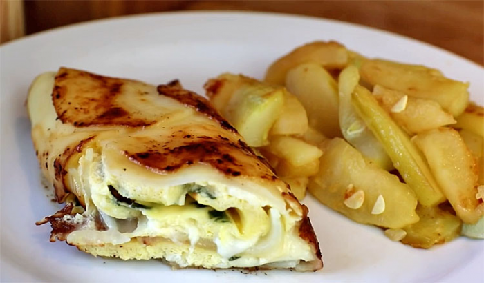 Делаем яйца блюдом на ужин. Залили ими картофель и получилось шикарно