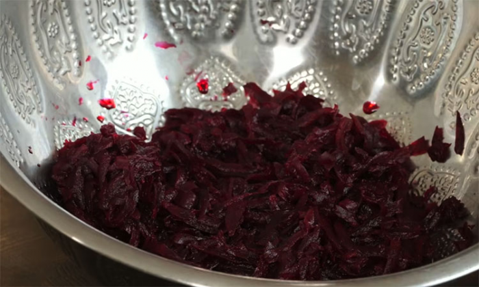 Кладем  «Московский» борщ замороженную вишню. Прием шеф-повара, чтобы сделать борщ еще вкуснее