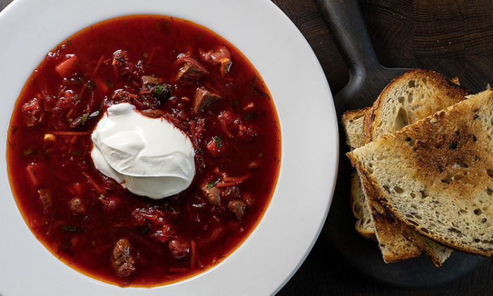 Кладем  «Московский» борщ замороженную вишню. Прием шеф-повара, чтобы сделать борщ еще вкуснее