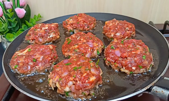 Рецепт всегда сочного фарша для котлет. Добавили яйца и красный лук