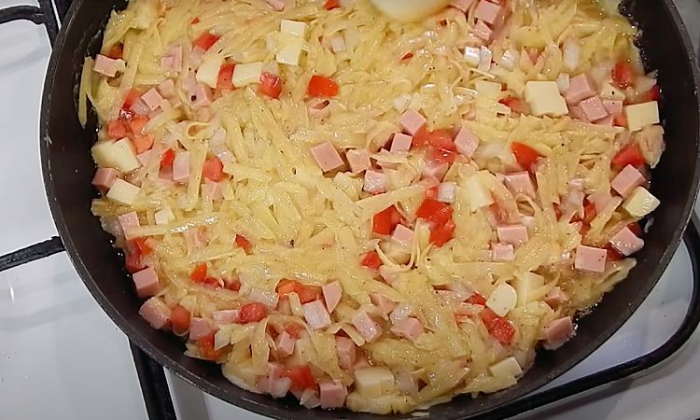 Натерли колбасу с картошкой и основа пирога уже есть