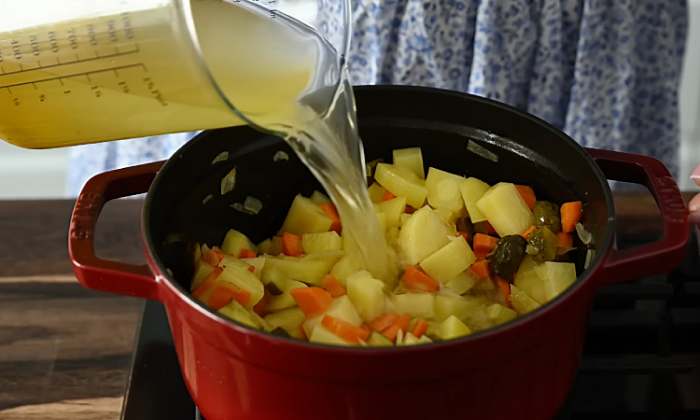 Картофельный суп без грамма мяса, но сытный словно солянка