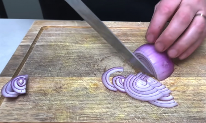 Сельдь и отварная картошка. Но стоит добавить французской заправки и будет как из ресторана