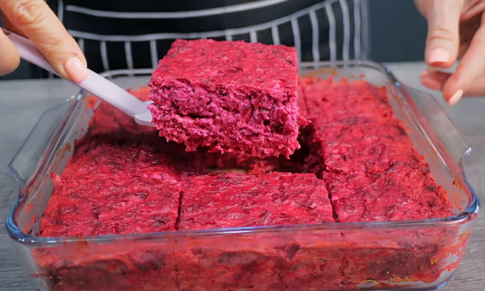 Добавляем тертую свеклу в запеканку из творога. Теперь это блюдо можно подавать н обед и ужин