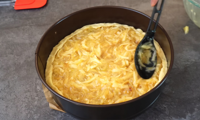 Закусочный пирог на скорую руку. В начинке основа из лука, но выглядит как сырный крем