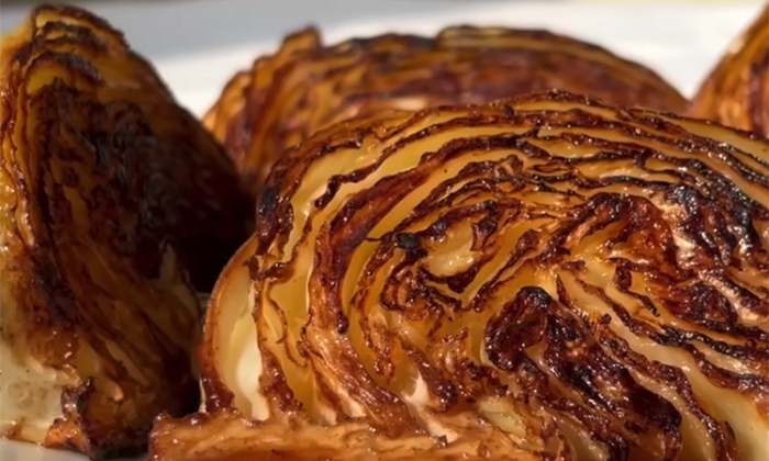 Жарим капусту стейками: под нежным соусом разлетается быстрее мяса