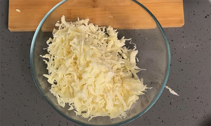 Салат со свежей капустой и колбасой. Рецепт на 10 минут: не надоедает неделями