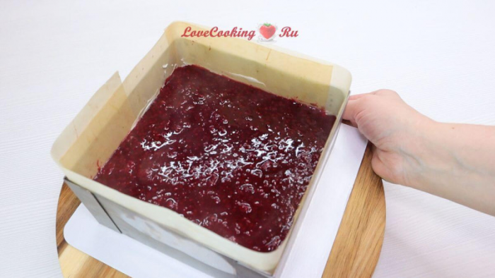 Маковые пирожные с малиновой начинкой