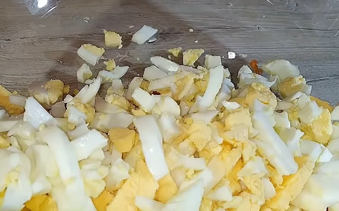 Делаем оливье не из мяса, а из красной рыбы. К ней добавляем секретный ингредиент