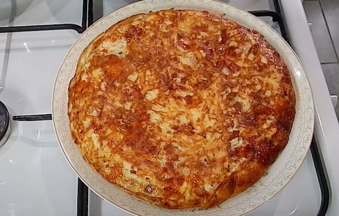 Натерли колбасу с картошкой и основа пирога уже есть