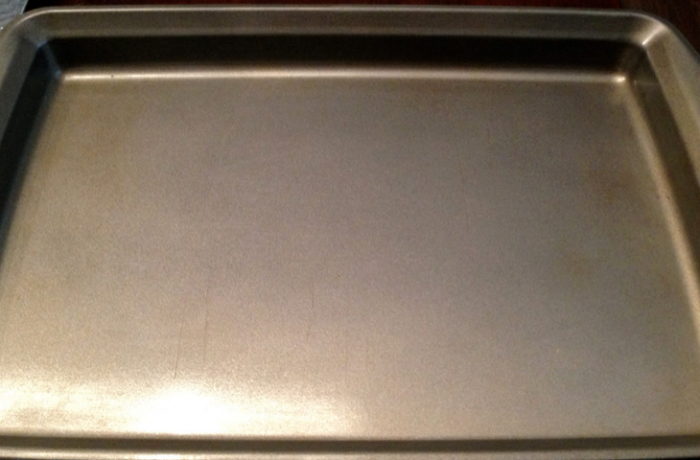 Смешиваем соль с маслом и сводим слой грязи со сковороды. Чистим кухню до блеска подручными средствами