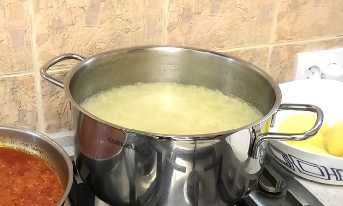 Настоящий варшавский капустняк с копченостями: получается сытнее солянки. Все дело в заправке из сала