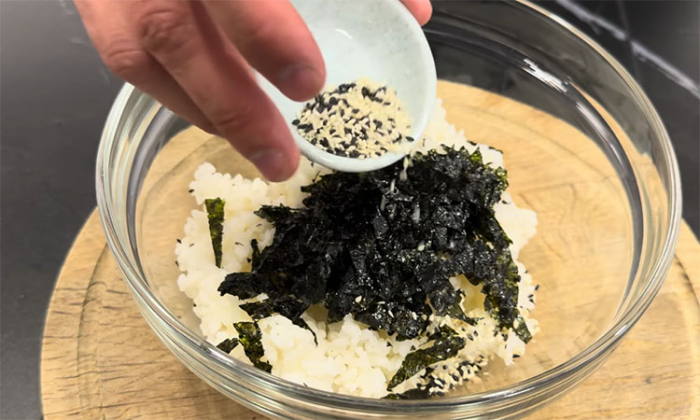 Смешайте банку тунца с рисом и забудете про роллы. На вид салат, но по вкусу суши