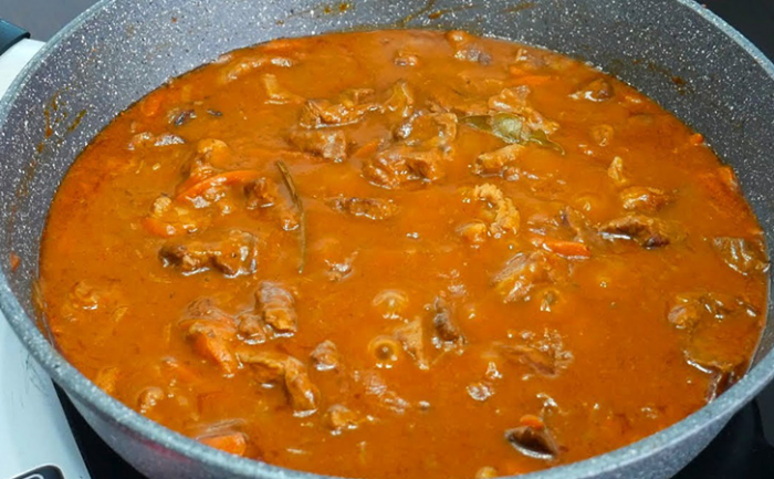 Потрясающе нежный гуляш, подойдет к любому гарниру. Один раз притомили мясо и хватит на всю неделю