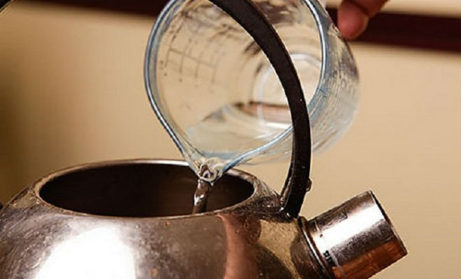 Кипятим уксус и заливаем прямо в трубу: хитрость опытных сантехников