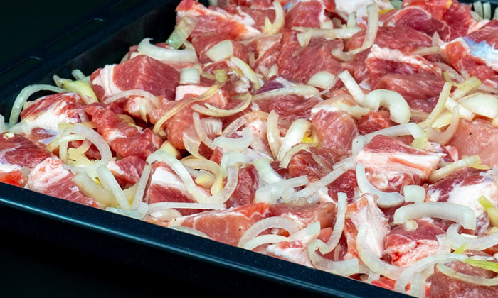 Запекаем с духовке мясо по принципу шашлыка. Будет нежно и ароматно, словно с мангала