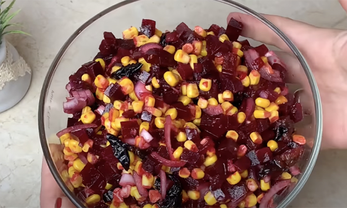 Минутный салат из свеклы с кукурузой. Весной идет на ура