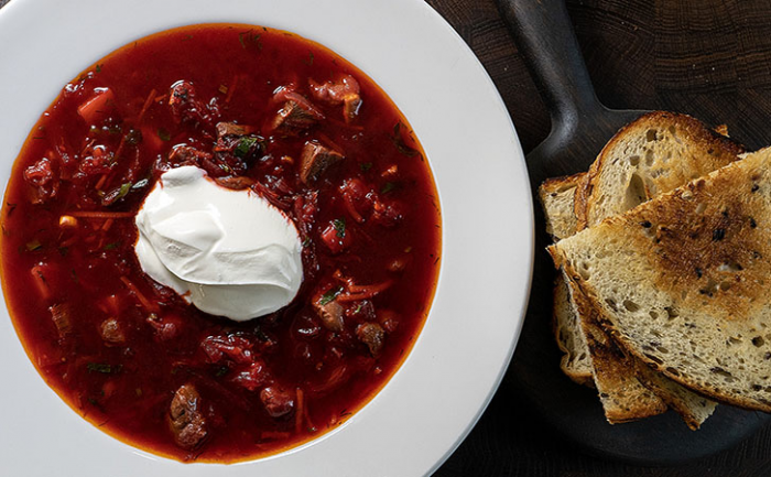 Кладем  «Московский» борщ замороженную вишню. Прием шеф-повара, чтобы сделать борщ еще вкуснее