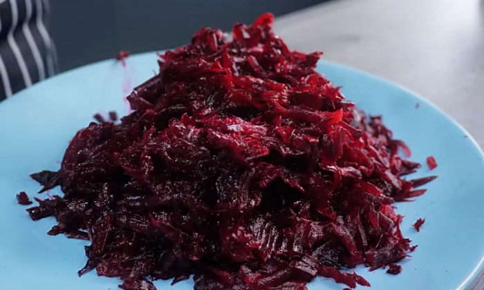 Добавляем тертую свеклу в запеканку из творога. Теперь это блюдо можно подавать н обед и ужин