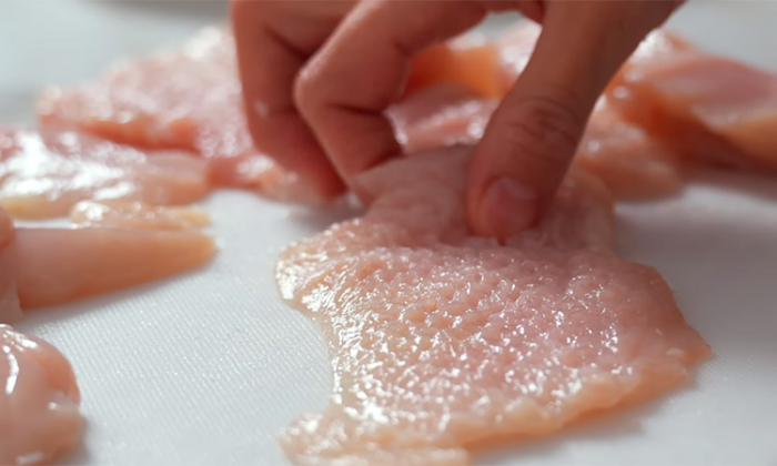 Куриные крученики из филе покоряют с первой пробы. Внутри еще и начинка