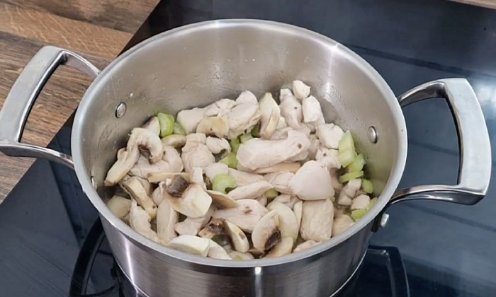 Кастрюля куриного супа из одного небольшого филе. Наваристо, и варить всего 30 минут