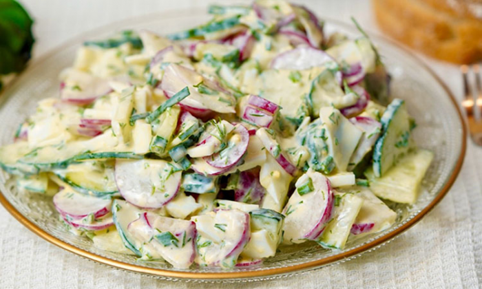 Самый вкусный салат этой весны: витаминный, легкий и с необычной заправкой