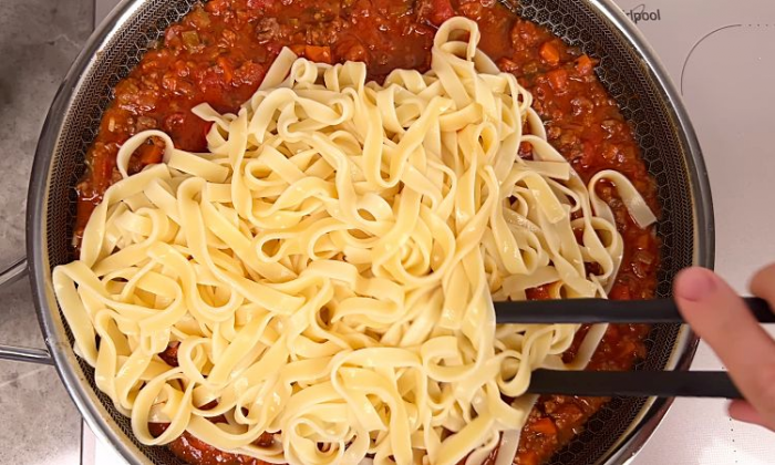 Рецепт идеальной пасты болоньезе. Насыщенный мяской вкус, а макароны не развариваются