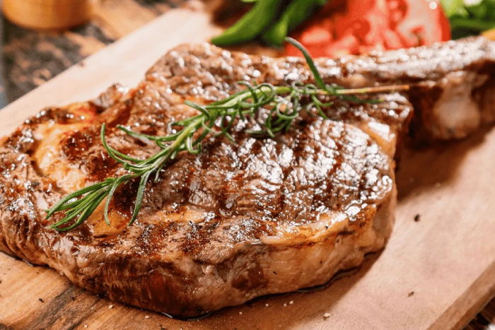 Готовим стейк на сковороде с горчицей и сливочным маслом. По вкусу легко посмотрит с грилем