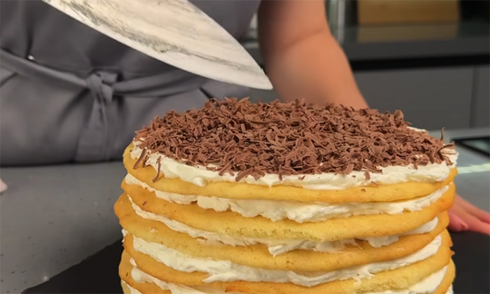 Нежнейший торт на зиму, знаменитый «Бабушкин». Простой крем и коржи на скорую руку