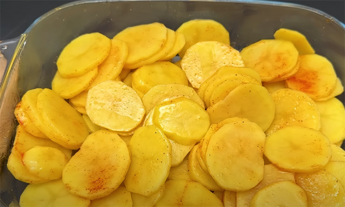 Сложили все в форму слоями, поставили в духовку и ужин готов. Вкуснее мяса по французски и очень бюджетно