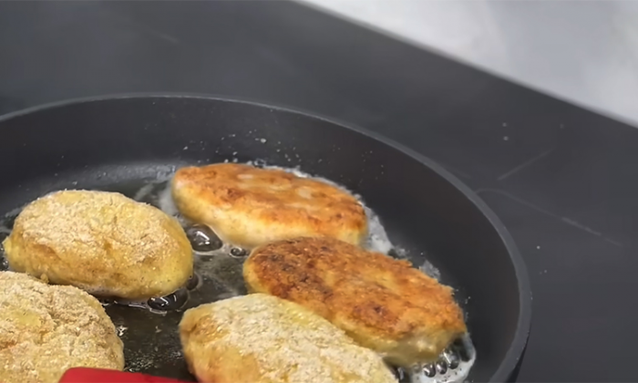 Вмешали в картошку квашеную капусту. Такие овощные котлеты идут нарасхват