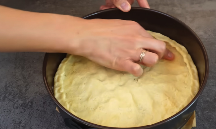 Закусочный пирог на скорую руку. В начинке основа из лука, но выглядит как сырный крем