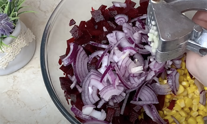 Минутный салат из свеклы с кукурузой. Весной идет на ура