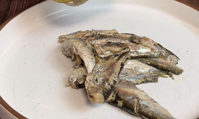 Открыли банку сардин и французский ужин готов: просто добавили лук и картошку