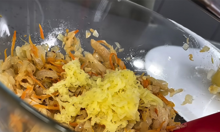 Вмешали в картошку квашеную капусту. Такие овощные котлеты идут нарасхват