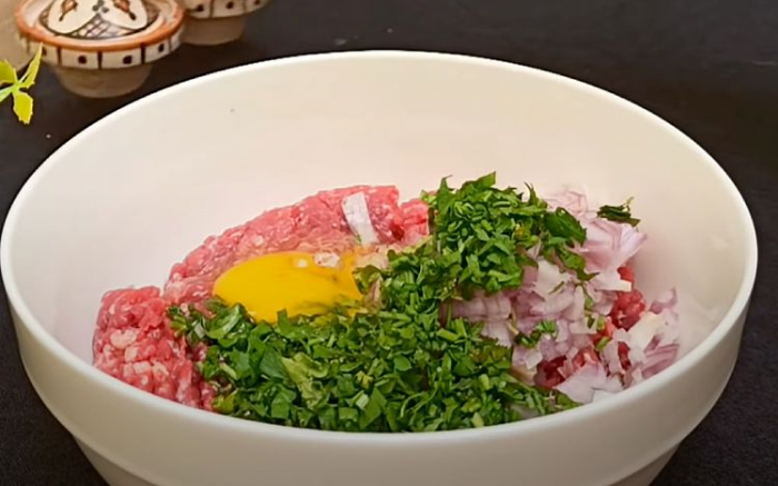 Рецепт всегда сочного фарша для котлет. Добавили яйца и красный лук