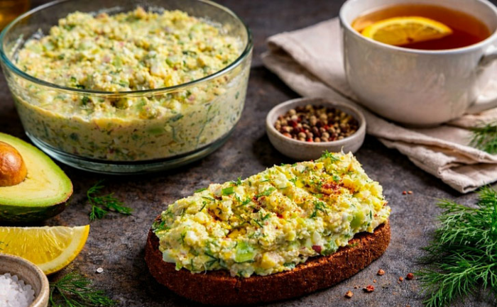 Полезный и сытный завтрак за 10 минут: намазка с тунцом и авокадо