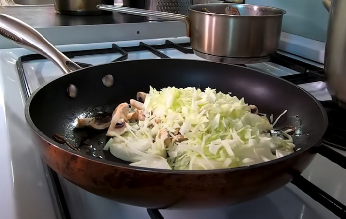 Рецепт сочных куриных котлет. Добавляем немного капусты для богатой текстуры