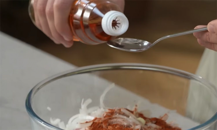 Домашний рецепт шашлыка: мясо получится как с мангала, с копченым привкусом