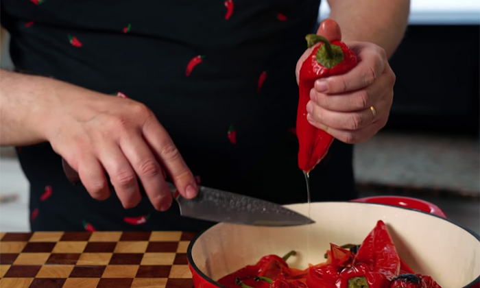 Кавказская закуска: невероятные роллы из перца и сырной начинкой