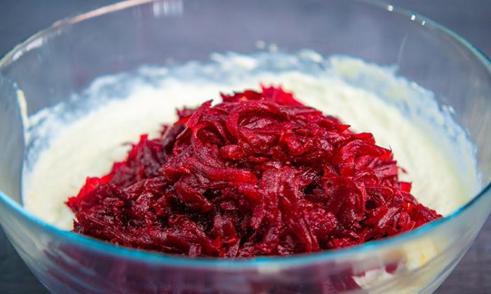 Добавляем тертую свеклу в запеканку из творога. Теперь это блюдо можно подавать н обед и ужин