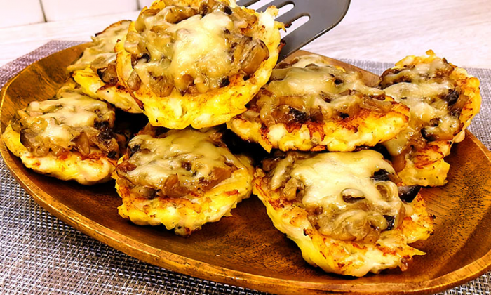 Соединяем драники и курицу. Делать просто, а получается вкуснее мяса по-французски