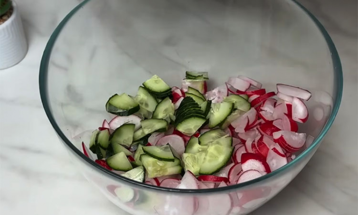 Самый вкусный салат этой весны: витаминный, легкий и с необычной заправкой