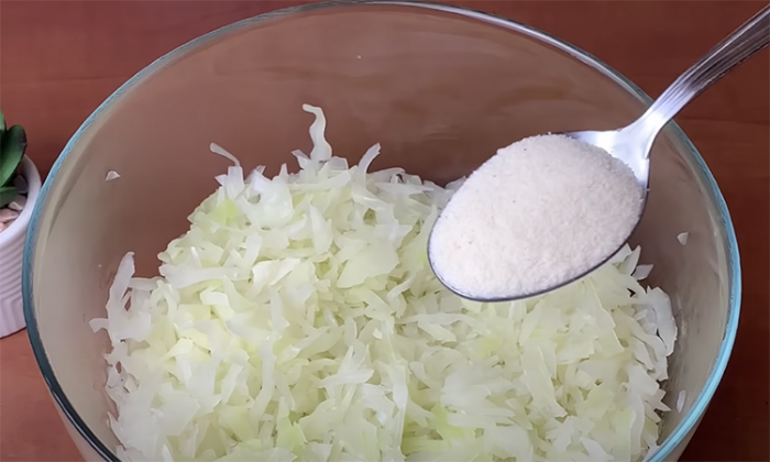 Просто добавьте в капусту ложку манки и у вас есть основа для вкуснейшего пирога