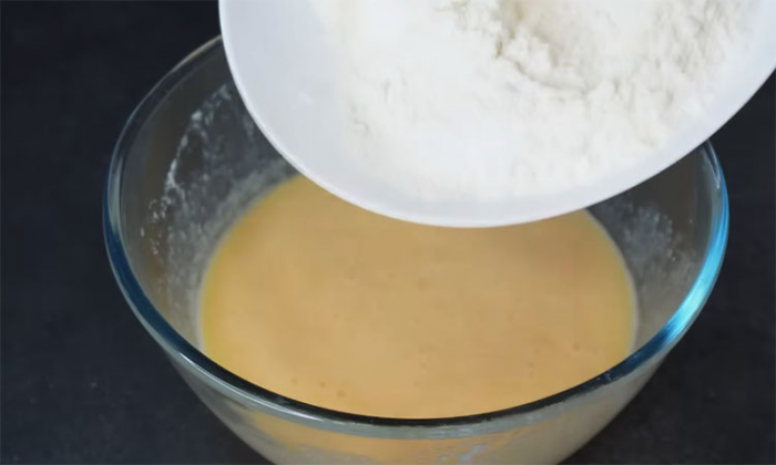 Превратили 1 стакан овсянки в пышный пирог: его все принимают за ореховый