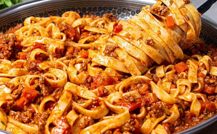 Рецепт идеальной пасты болоньезе. Насыщенный мяской вкус, а макароны не развариваются