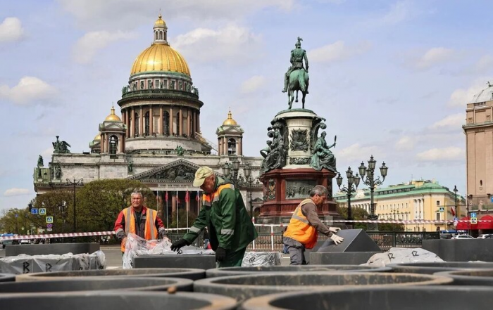 На Исаакиевской площади в Петербурге начали разбивать сад-трансформер